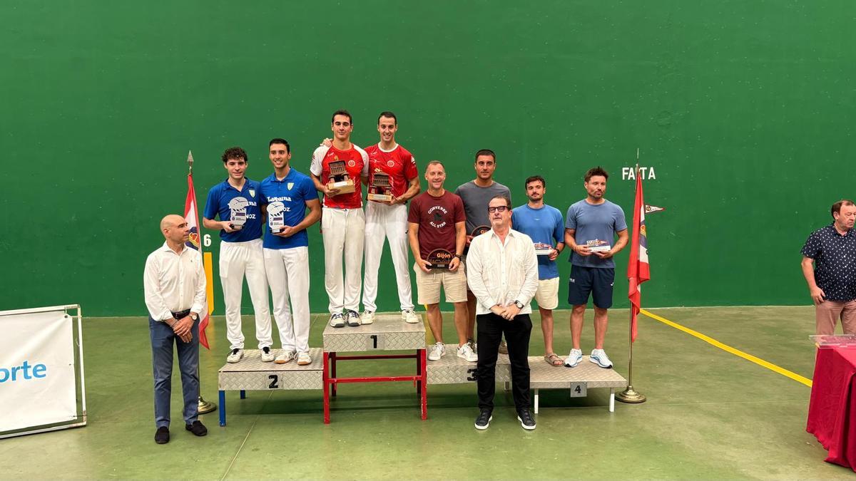 El podio de la modalidad de pala corta, con el presidente del Grupo, flanqueado por Joaquín Miranda, presidente del Grupo, y Xavier Cazaubon, presidente de la Federación Internacional de Pelota.