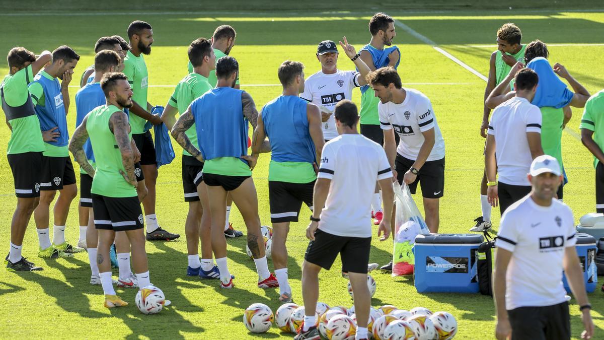 La plantilla del Elche, durante un entrenamiento.| ANTONIO AMORÓS