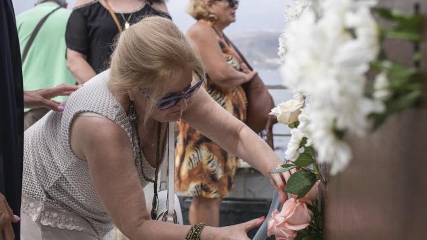Las Palmas recuerda a las víctimas del accidente de Spanair con rosas blancas