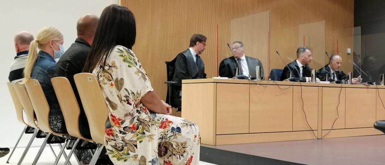 Cuatro de los ocho acusados, en primer término, durante el juicio que se celebra en su contra en la Audiencia Provincial de Las Palmas.