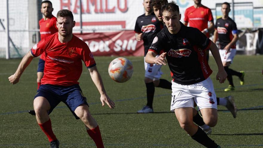 Migui, en el último partido como visitantes en el campo del Choco. |  // RICARDO GROBAS