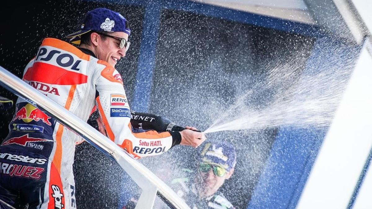 Marc Márquez (Honda), flamante ganador en Jerez, disfruta del cava desde lo más alto del podio.