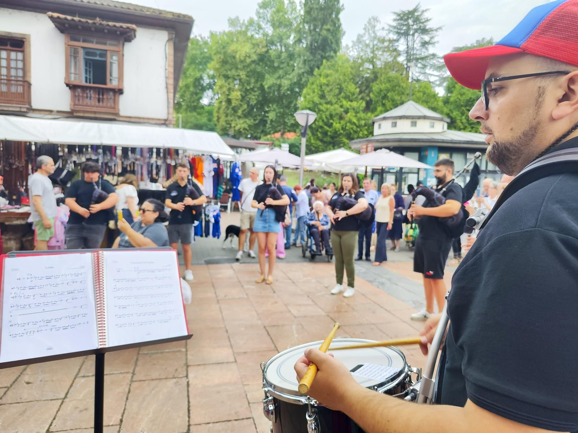 En imágenes: las bandas de "Folk in Grau" toman el mercado dominical