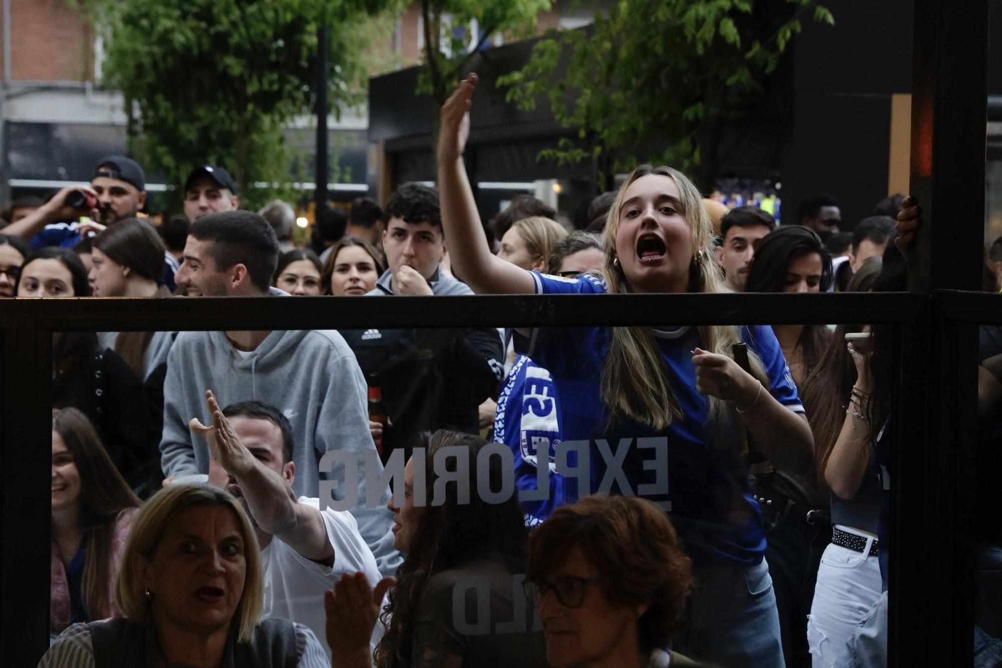 Así celebró la afición azul en Pedro Miñor la victoria del Oviedo en Almería