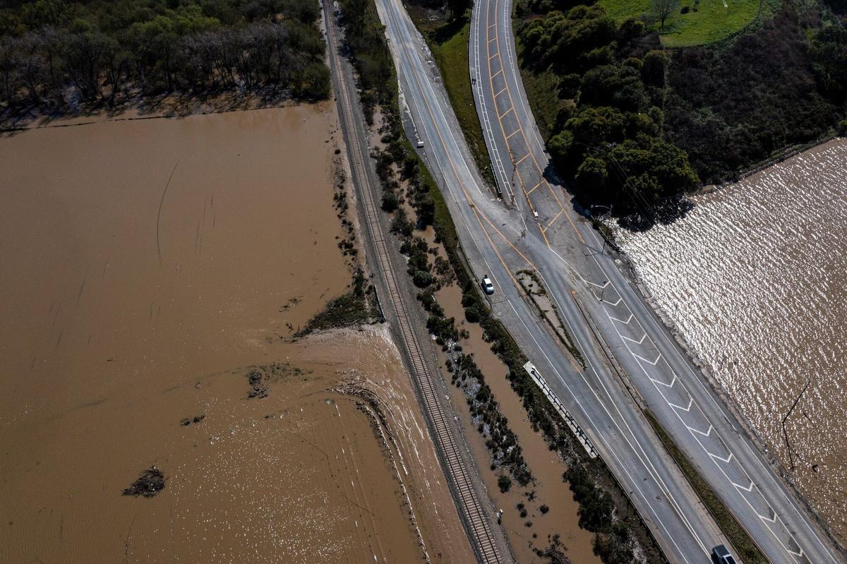 Campos inundados en Pájaro (California) debido al paso de un río atmosférico