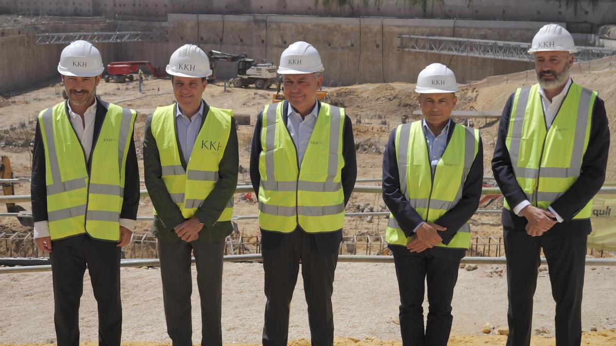 El alcalde de Sevilla, josé Luis Sanz junto a miembros del grupo inversor KKH.