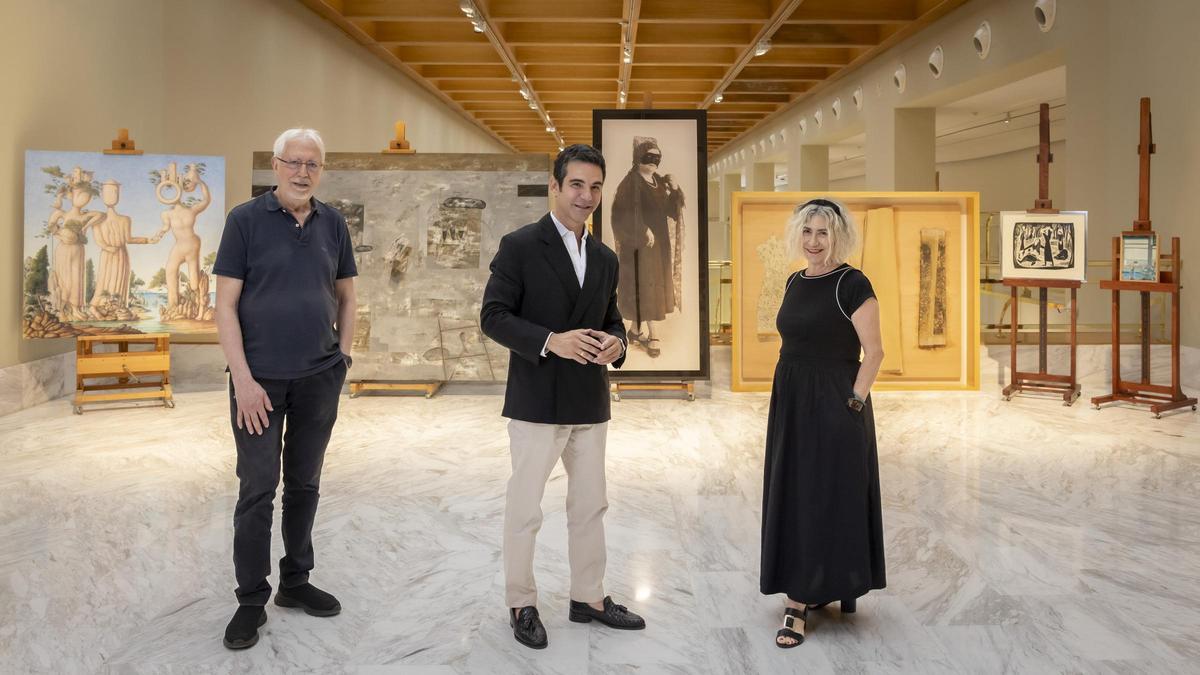 Horacio Silva, Pablo González Tornel y Carmen Calvo junto a seis de las siete obras donadas al Museo de Bellas Artes de València.