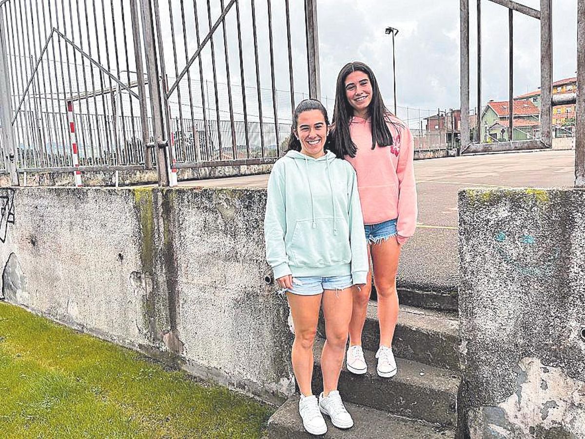 Olaya y Leyre Pérez, en la pista deportiva.