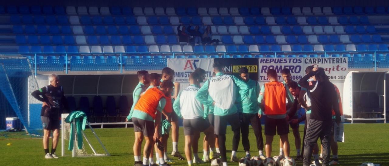Los jugadores del Coria reciben instrucciones de Alberto Urquía en un entrenamiento.