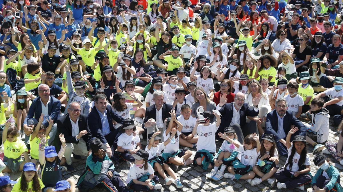 Foto de familia coas autoridades durante a entrega de galardóns da I Edición de Escola en Camiño na Estación Marítima de Vigo, con máis de 30 galardóns e a participación de milleiros de alumnos de toda Galicia.