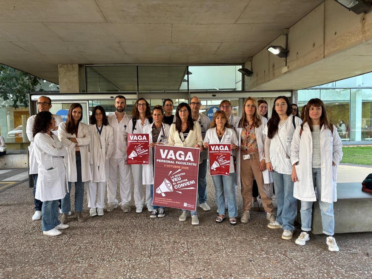 Concentració davant l'hospital Santa Caterina en una de les jornades de vaga de l'any passat.