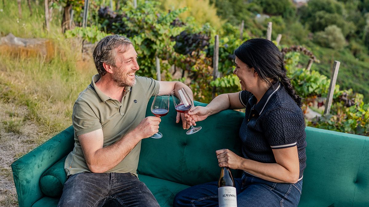 Brindis al atardecer en la bodega Alma das Donas, donde el vino y el paisaje se confunden sobre las laderas del Sil