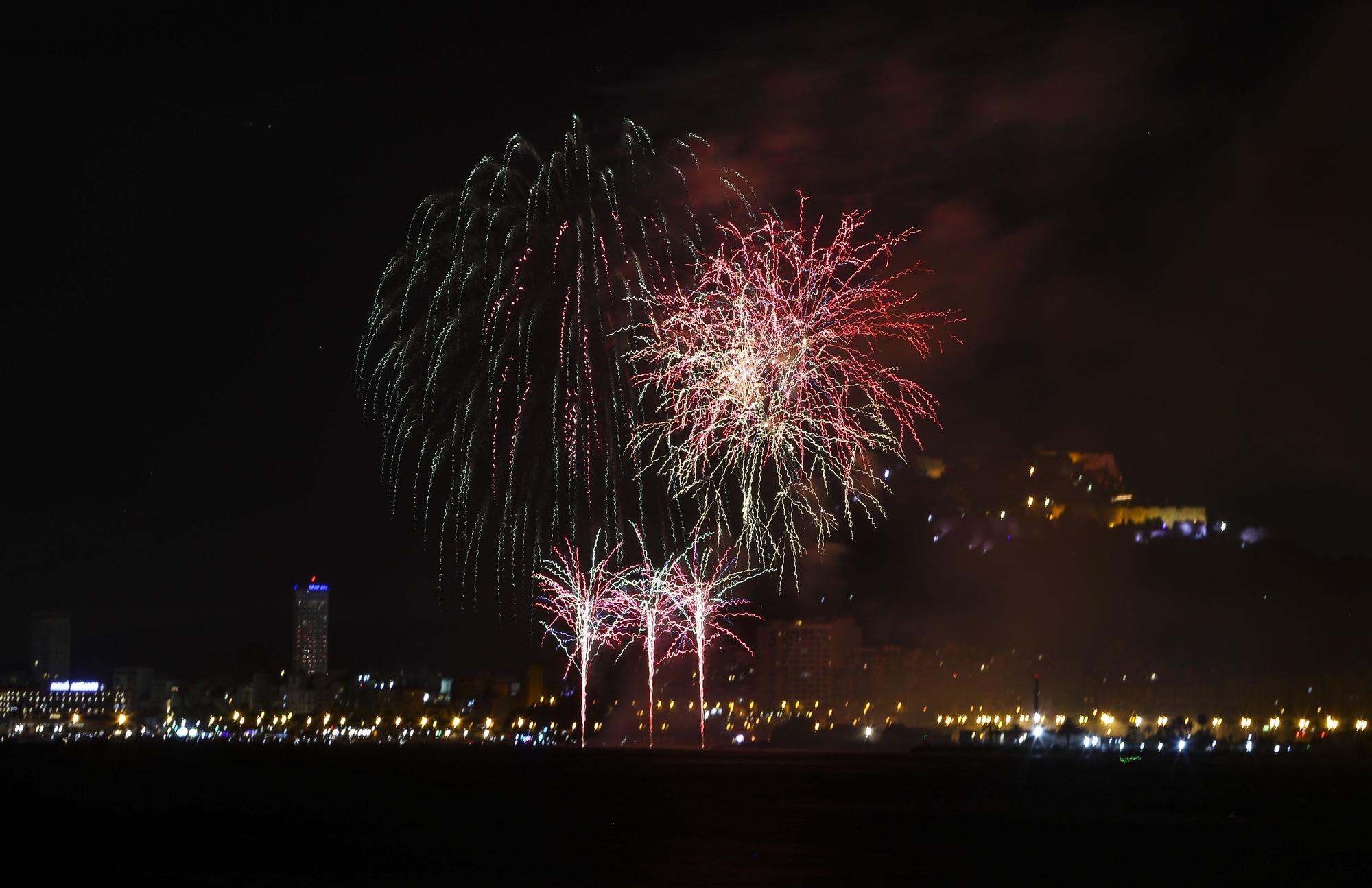 HERMANOS FERRÁNDEZ CIERRA EL CONCURSO DE FUEGOS ARTIFICIALES EN LA PLAYA DE COCÓ