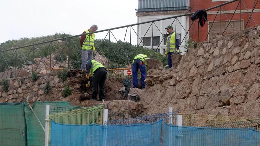 Los operarios trabajan en la Muralla de Tierra desde comienzos de esta semana.