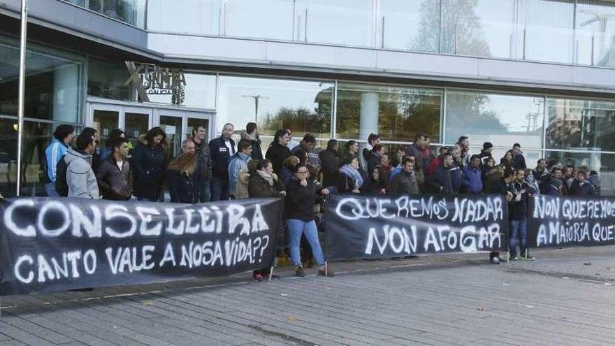 Los percebeiros, concentrados ayer ante la Delegación de la Xunta en Vigo. // Alba Villar