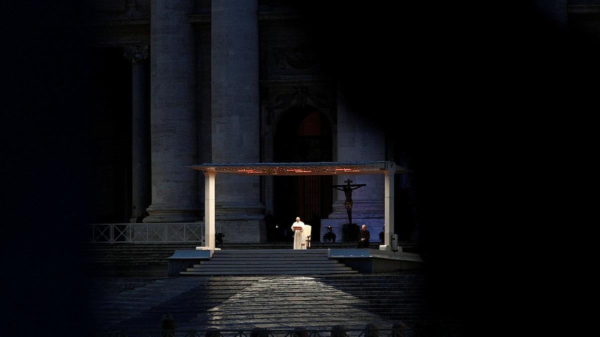El papa Francisco imparte la bendición urbi et orbi en soledad, desde una plaza de San Pedro del Vaticano totalmente vacía, el pasado 27 de marzo