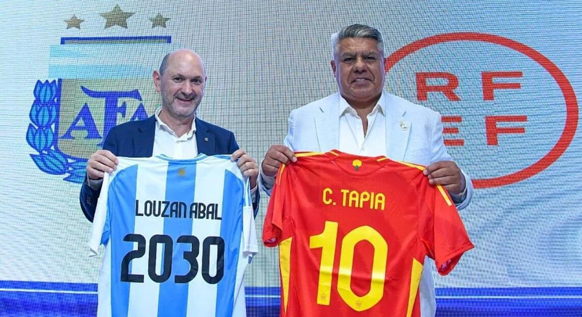 Rafael Louzán, presidente de la RFEF, junto a Claudio 'Chiqui' Tapia, presidente de la AFA.
