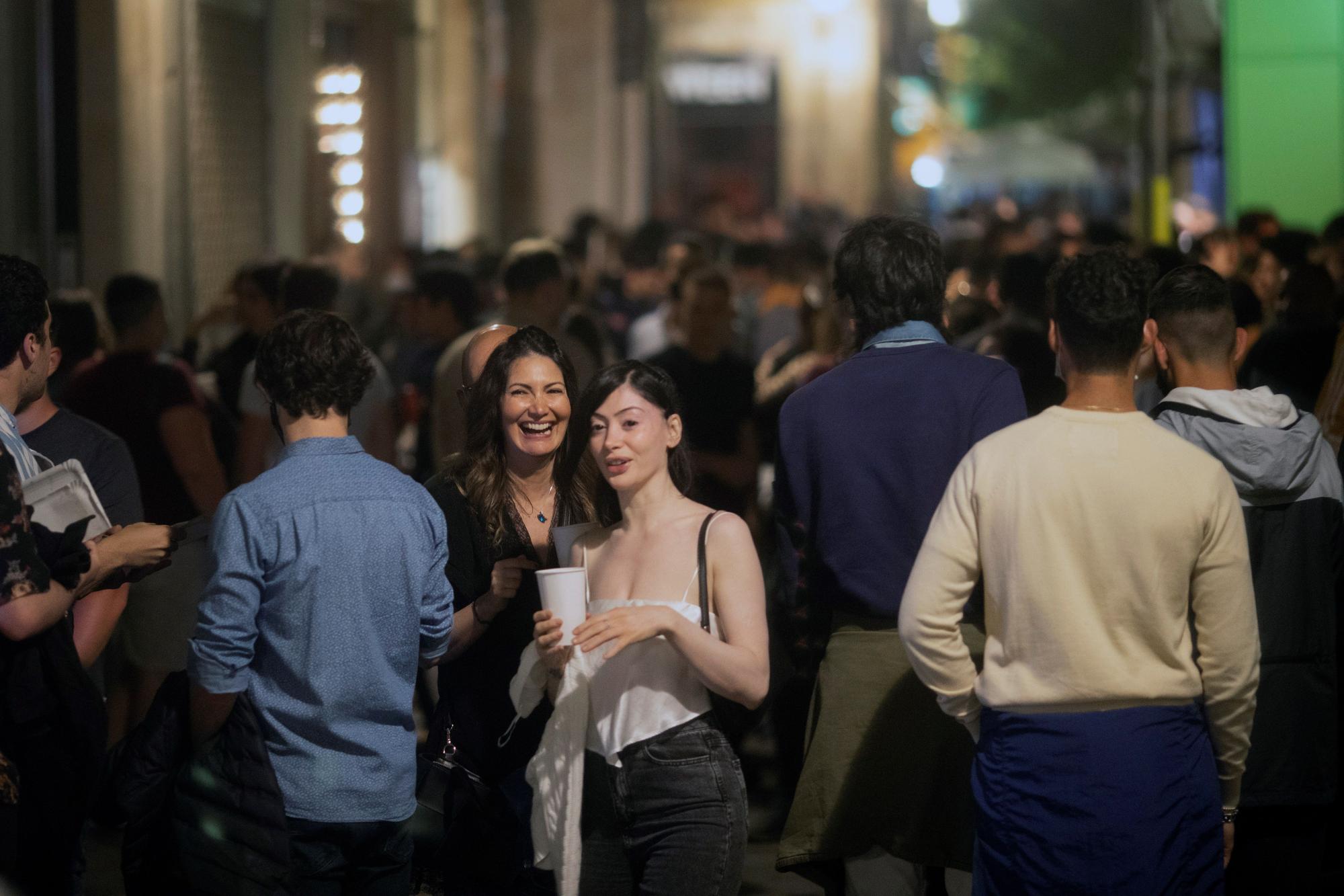 Nova nit d'aglomeracions i «botellons» a Barcelona