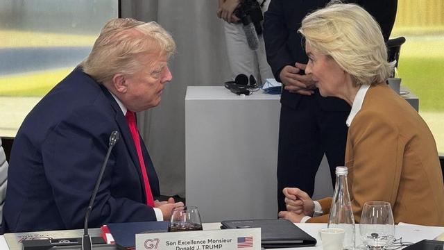 El president dels EUA i la presidenta de la Comissió Europea, Ursula von der Leyen, a Évian, al juny. | EFE
