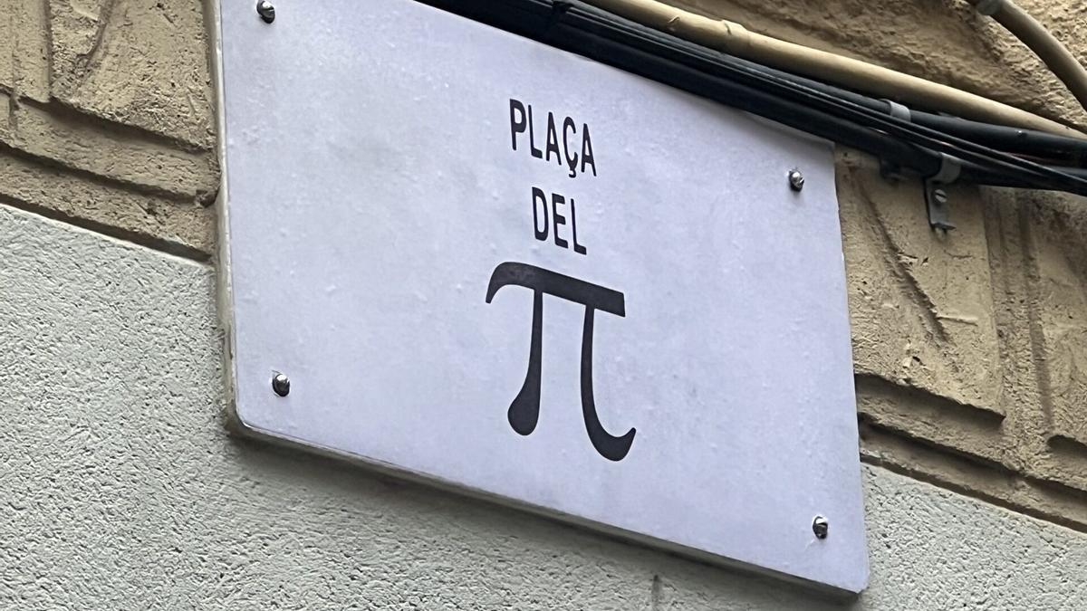 La placa provisional que se ha colocado en la plaza del Pi para conmemorar el número pi.