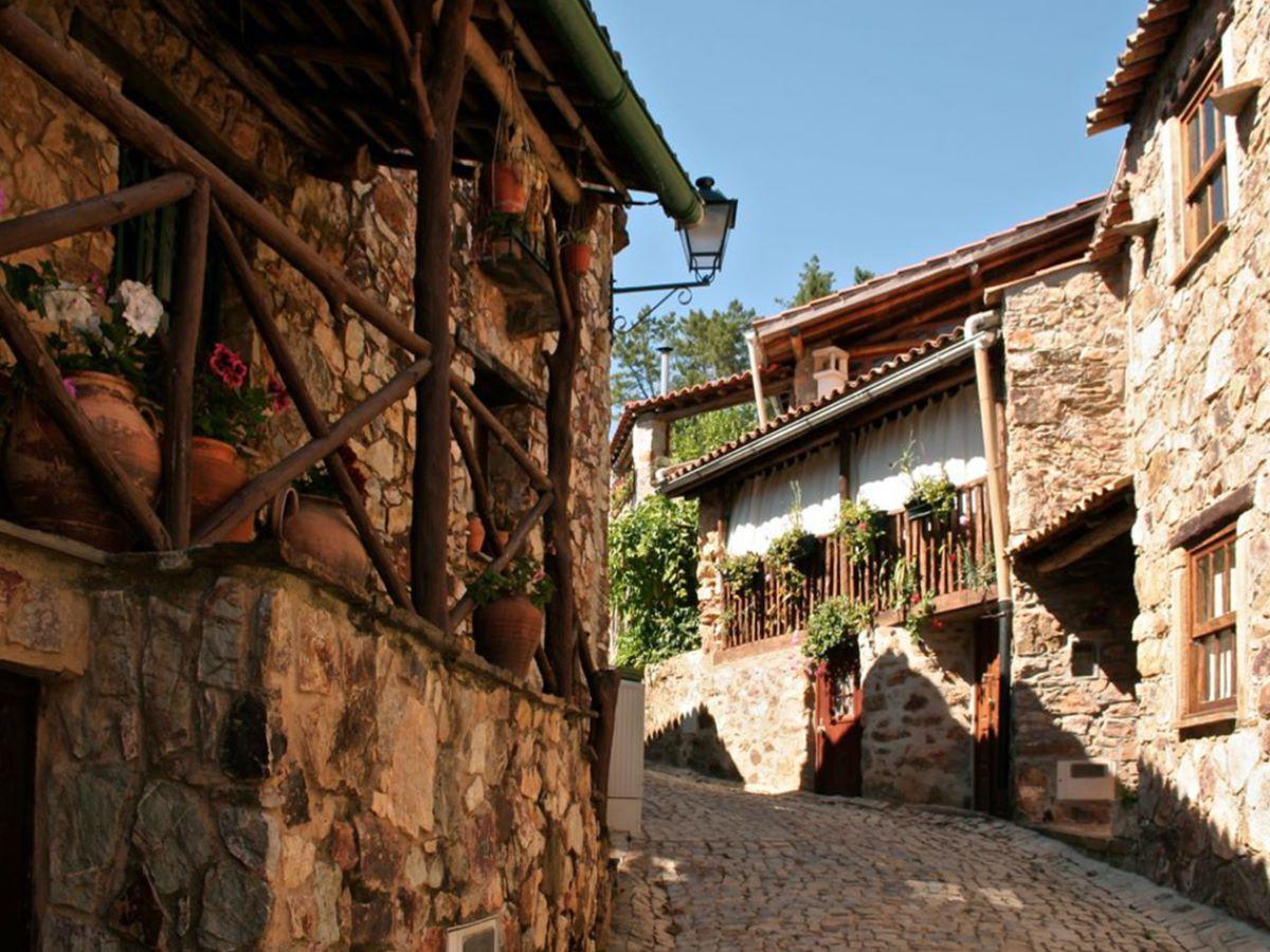 La cuarcita con la que se construyeron estas casas tiñe de dorado el lugar.