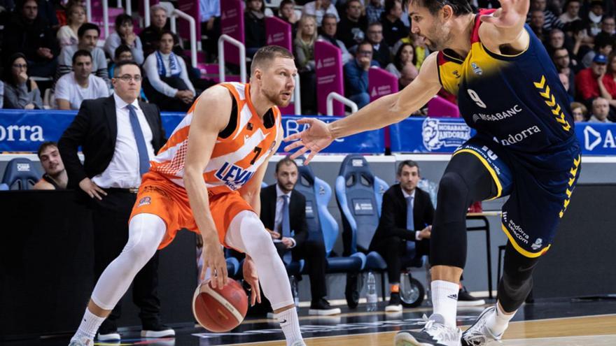 Ingus Jakovics, defendido por Llovet, en el partido disputado ayer en Andorra. |  // DANI CATALÁN