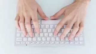 Esta es la manera más eficiente de limpiar el teclado de tu ordenador: evitarás dañar las teclas