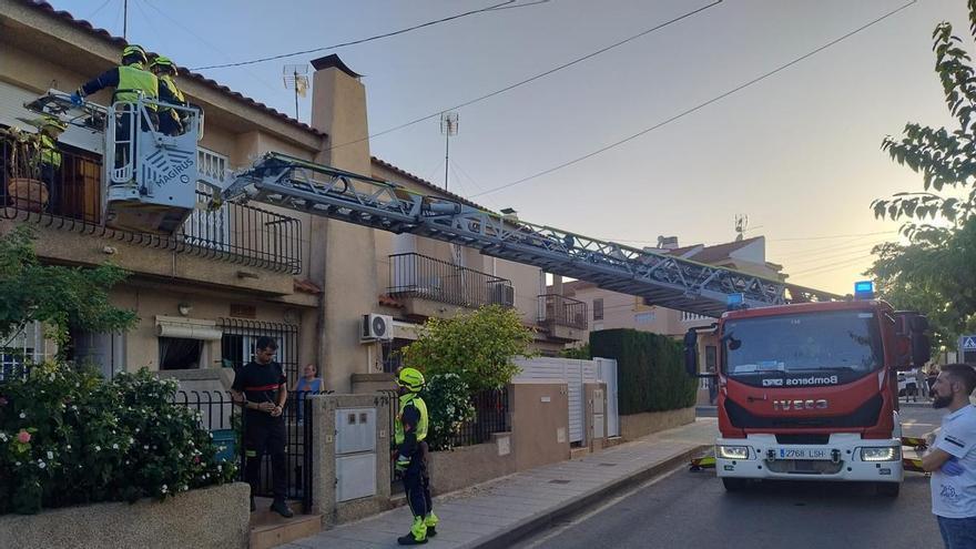 Evacuación por los bomberos de un paciente en parada cardiorrespiratoria en Torre de la Horadada (Pilar de la Horadada)