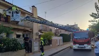 Los bomberos evacúan por una ventana a un paciente en parada en Torre de la Horadada