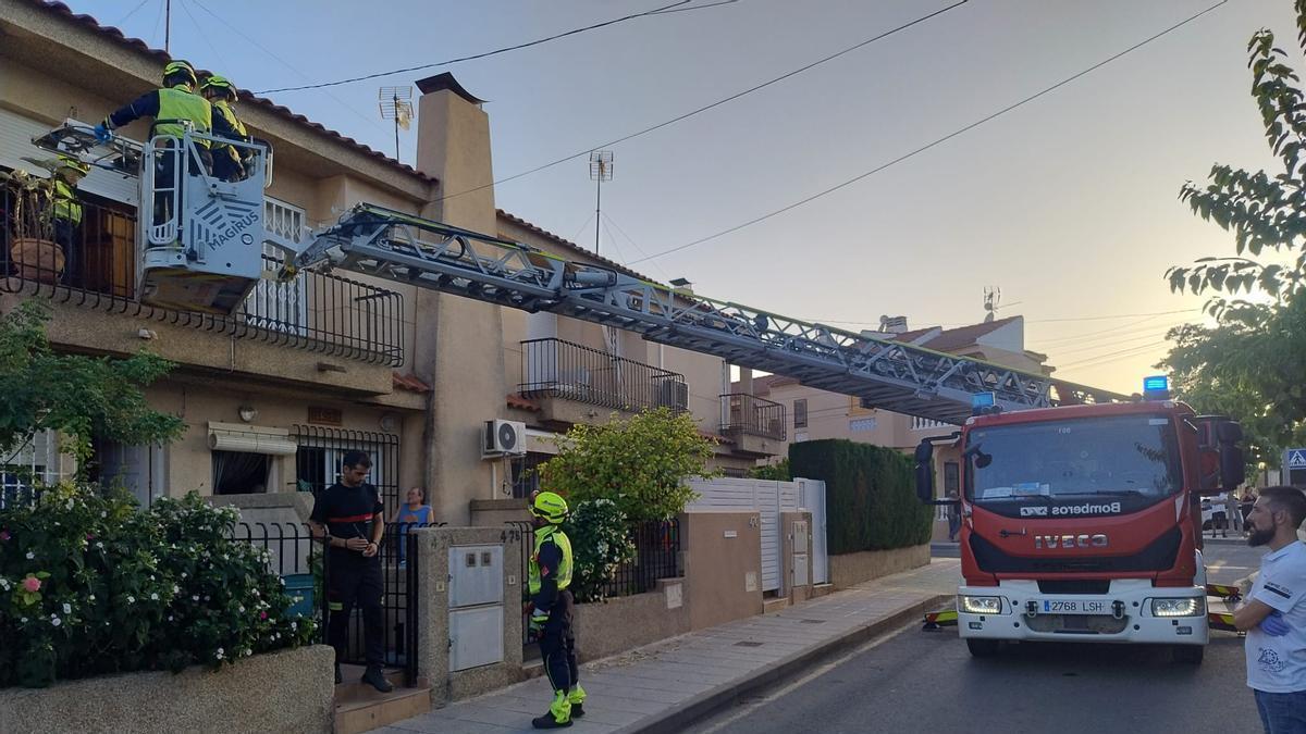 Evacuación por los bomberos de un paciente en parada cardiorrespiratoria en Torre de la Horadada (Pilar de la Horadada)
