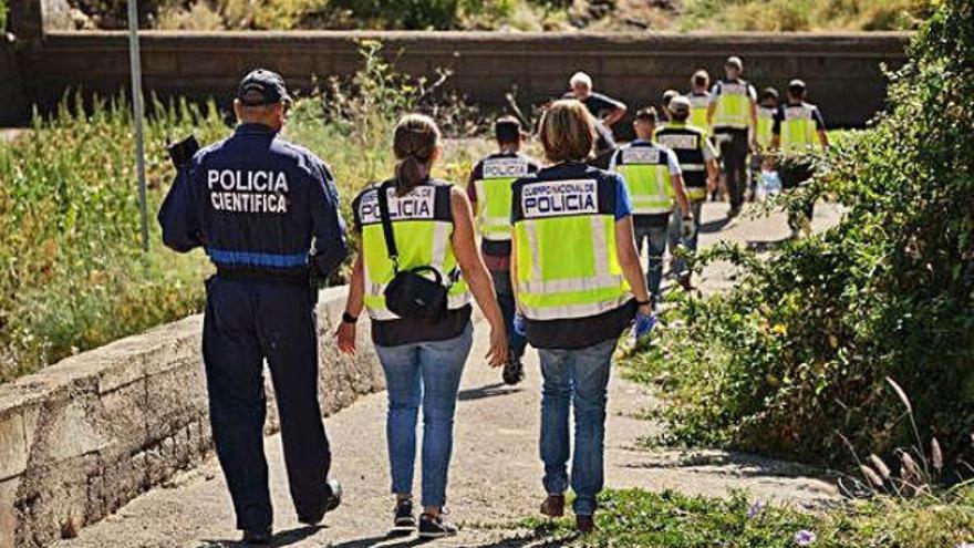 Policías nacionales durante el operativo de búsqueda del arma utilizada en el asesinato de Carlos Machín.