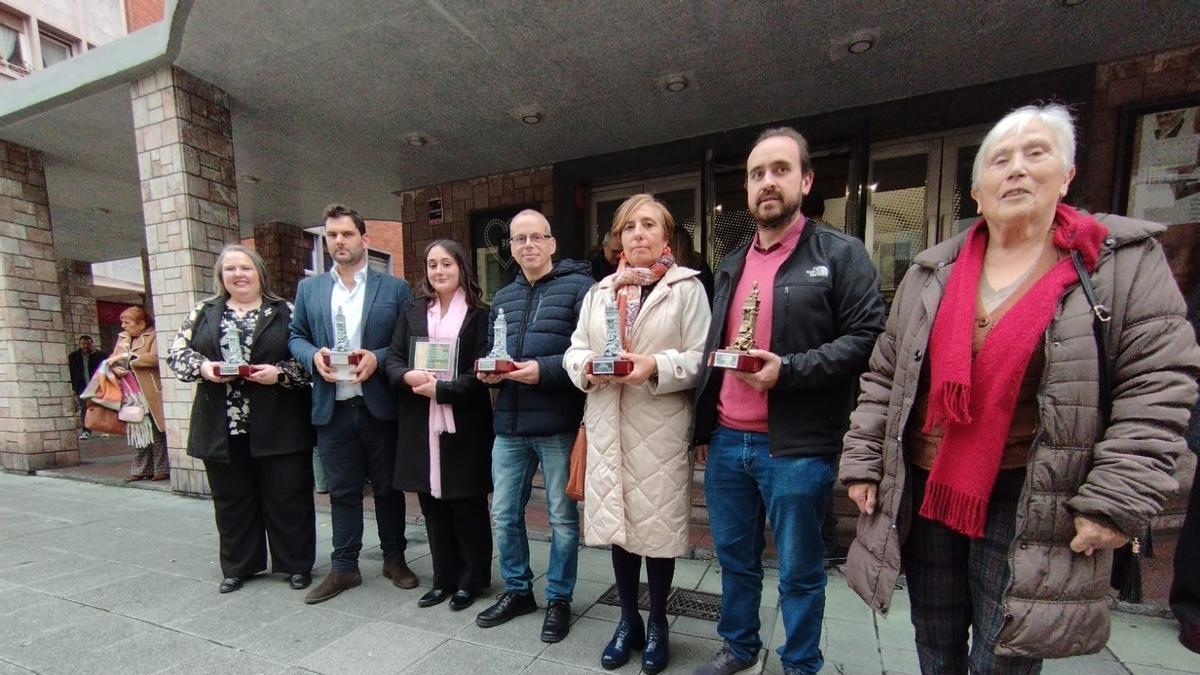 Por la izquierda, Lorena Corripio, Esteban Verdeja, Marina Carbajosa, Diego Pérez, Raquel Gutiérrez y Raúl Díaz, ganadores el pasado año, junto a la edil Angelita Cueva.