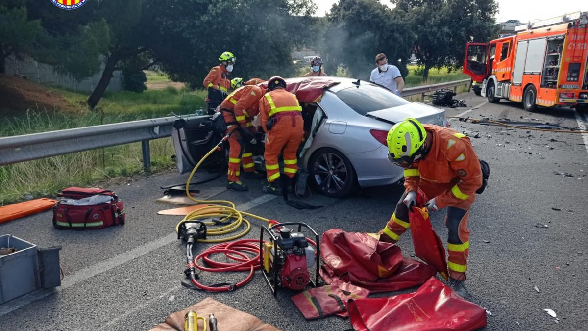 Lods bomberos excarcelando a uno de los heridos