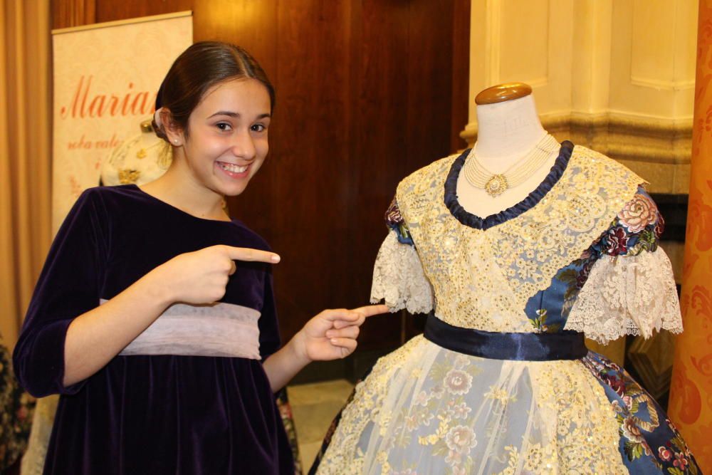 Algunos vestidos se exhibieron completos. Como éste, que llevará Begoña Bonastre...