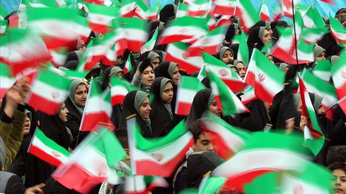 Estudiantes ondean banderas iranies durante una ceremonia por el 40 aniversario de la Revolucion Islamica de 1979 este lunes en la plaza Azadi Libertad de Teheran Iran.