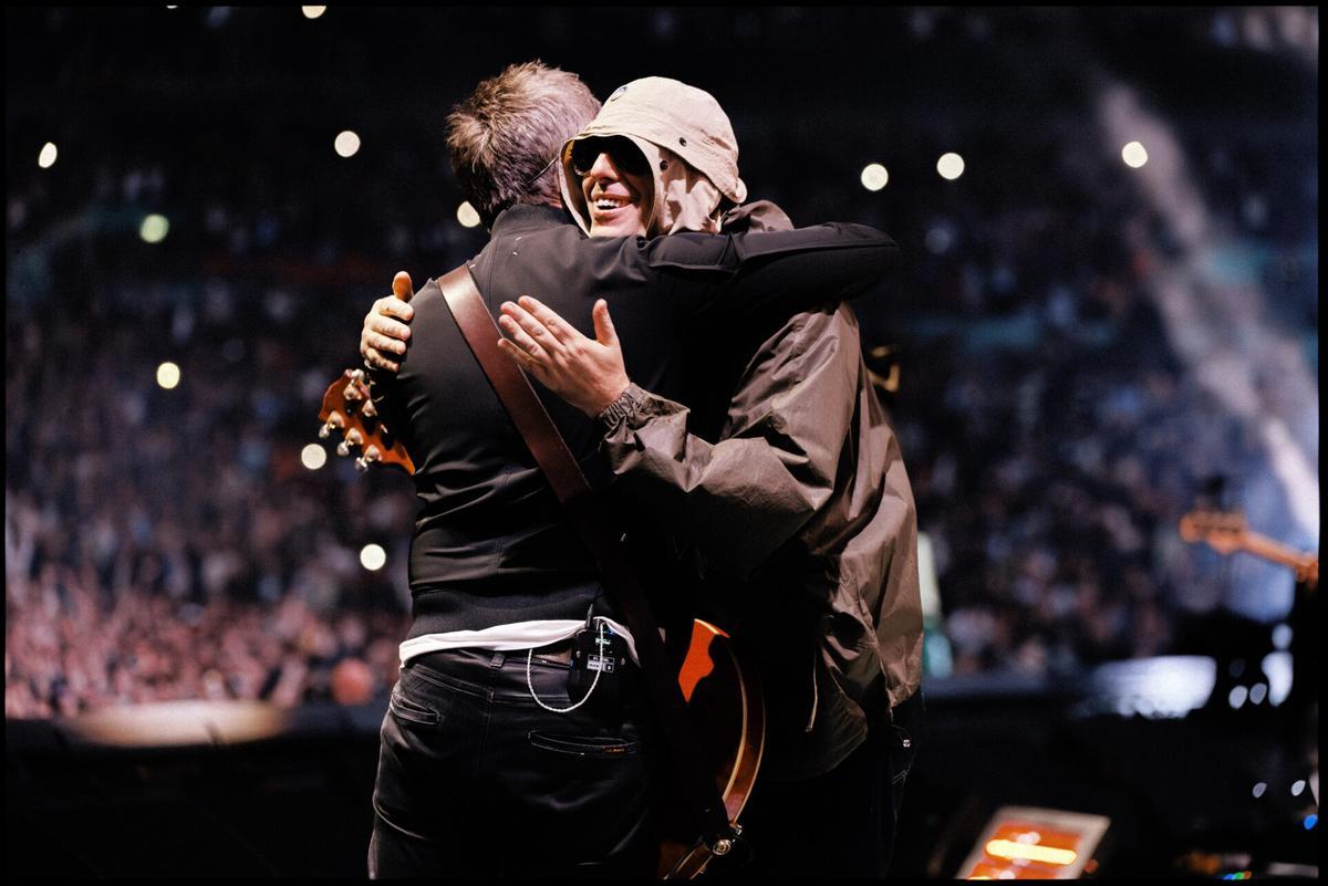 Los hermanos Gallagher, en una imagen del documental 'Don't look back in anger'