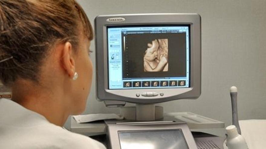 Una ginecóloga hace una ecografía de un feto