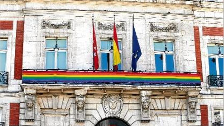 Cifuentes desafia el PP i planta la bandera gai a la seu del Sol