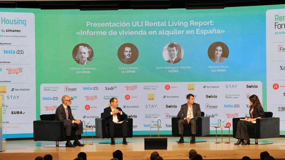 Alfonso Benavides (JLL, Aedas Homes y ULI), Carlos Olmos (ULI), Javier Rodríguez-Heredia (Azora) y Bárbara Recio (ULI) durante la mesa redonda posterior a la presentación del informe de ULI 'Living Rental Market''.