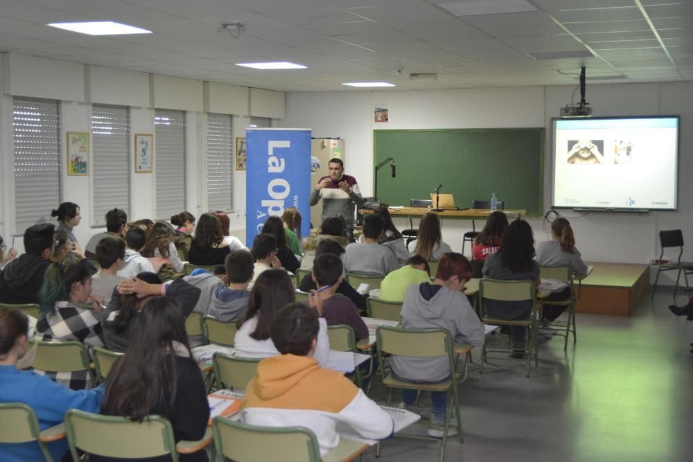 Alumnos de Secundaria de los IES Manuel Murguía y Pastoriza aprenden a diseñar un periódico digital.