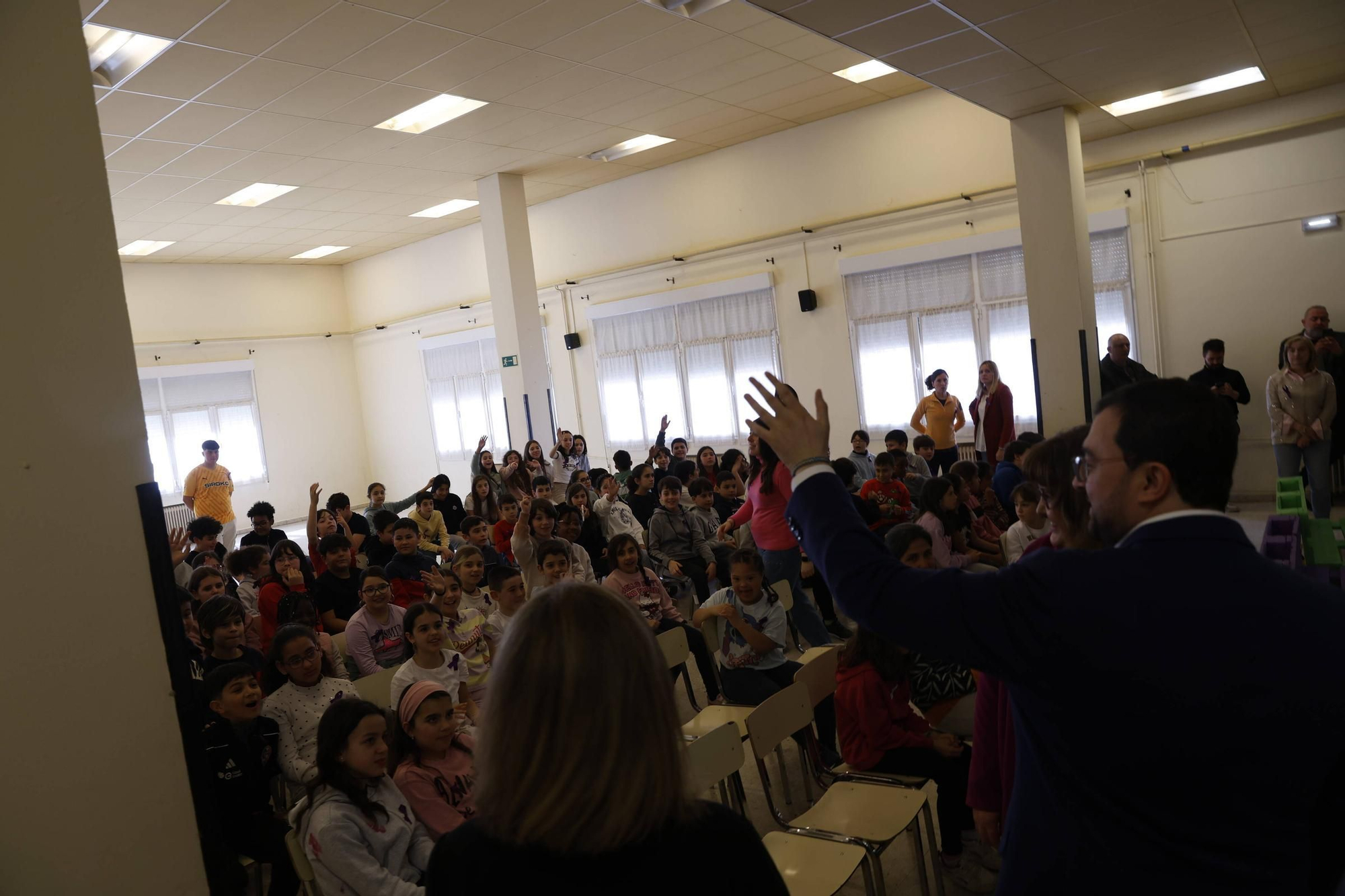 La visita de Adrián Barbón al colegio Lloréu, en Gijón