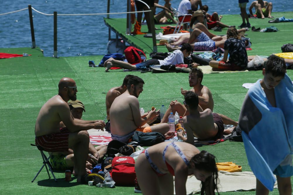 Éxito en el primer fin de semana de la piscina de la Marina de València
