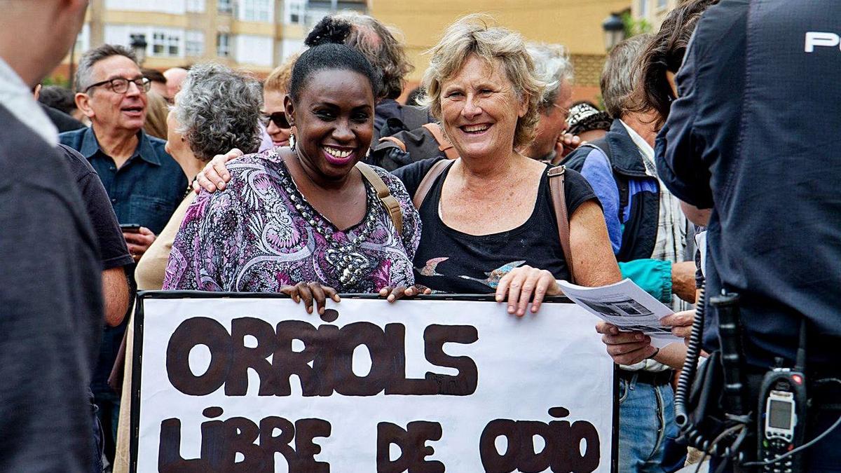 Dos vecinas del barrio con el cartel «Orriols libre de odio». 