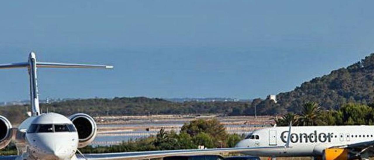 Aviones en el aeropuerto de es Codolar. | JORGELINA TORRES