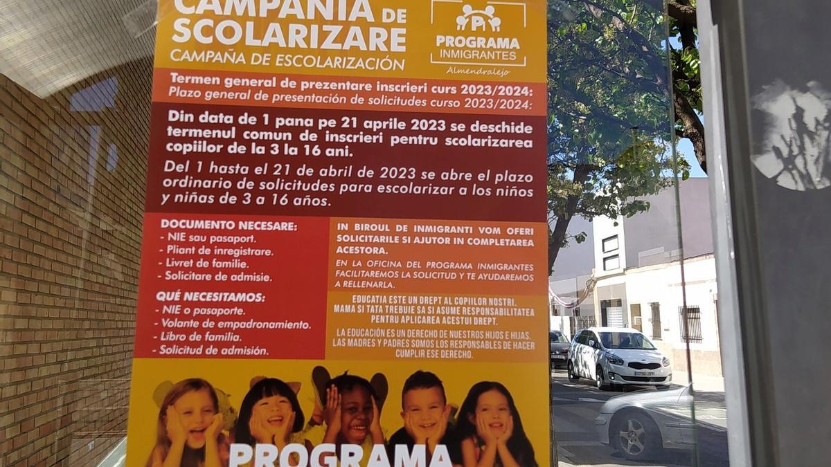 Carteles que se están pegando en la barriada de San José.