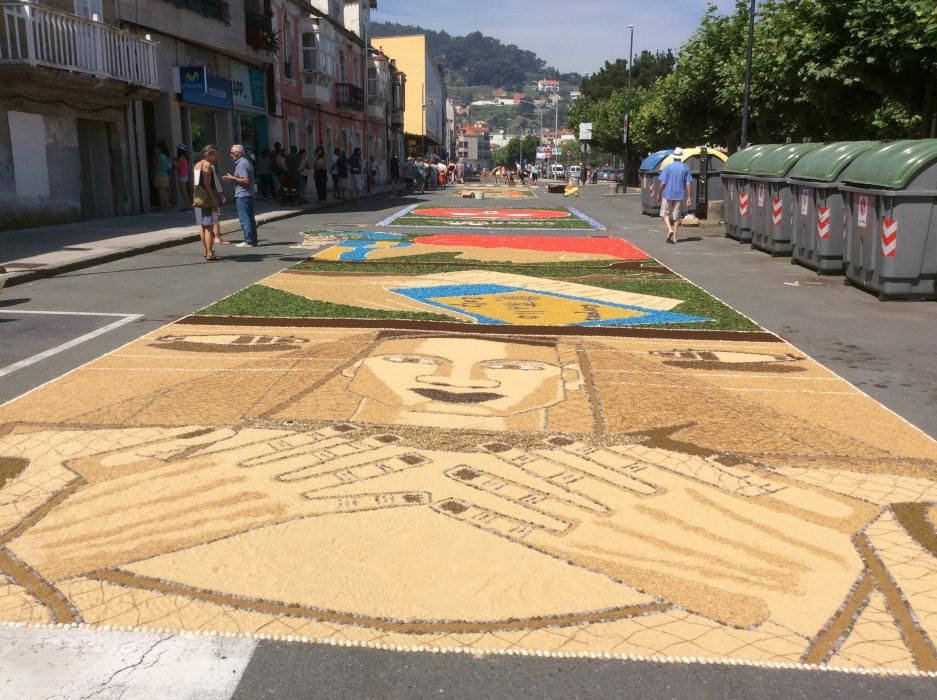 Cuando aún quedan varias horas para la procesión del Corpus las calles de Bueu ofrecen ya su mejor aspecto