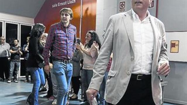 Pere Navarro y, tras él, el candidato Javi López, anoche.