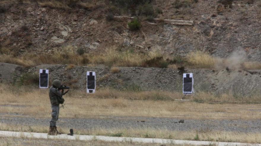 Exhibició de maniobres durant una visita del ministre de Defensa.