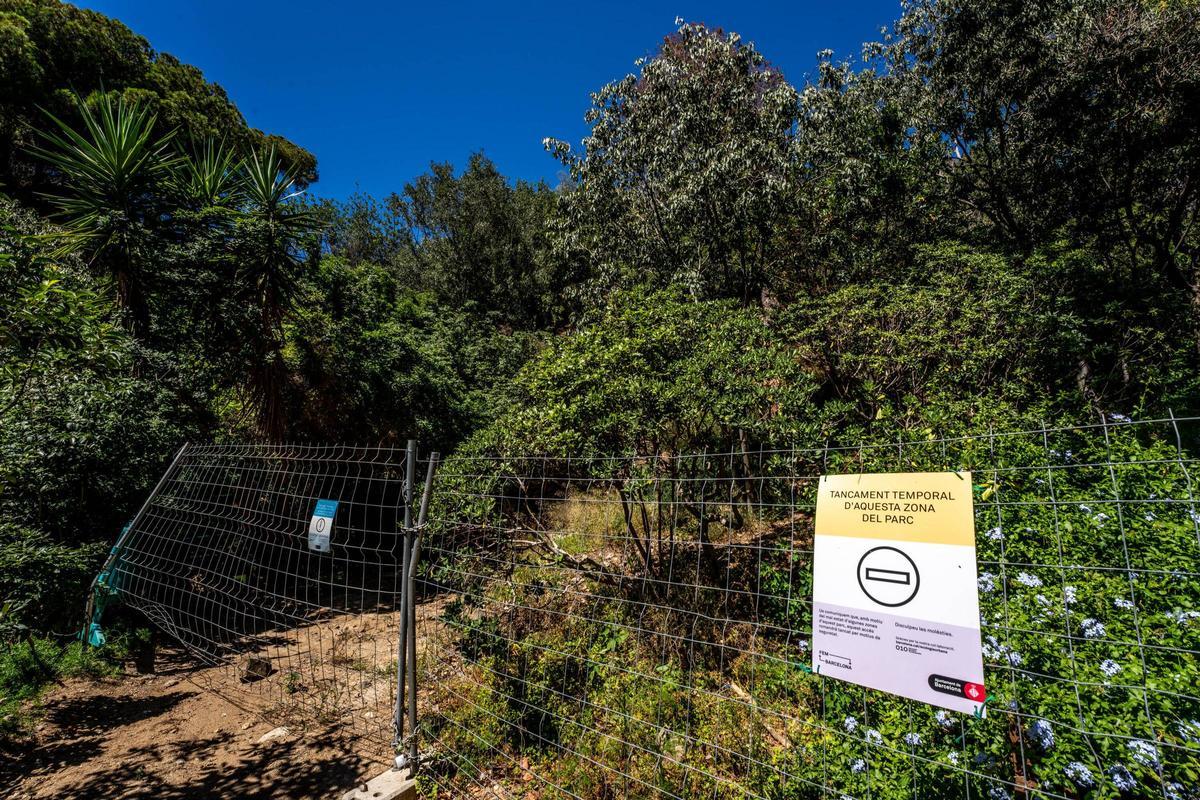 Cartel que prohíbe la entrada a buena parte del parque de la Font del Racó
