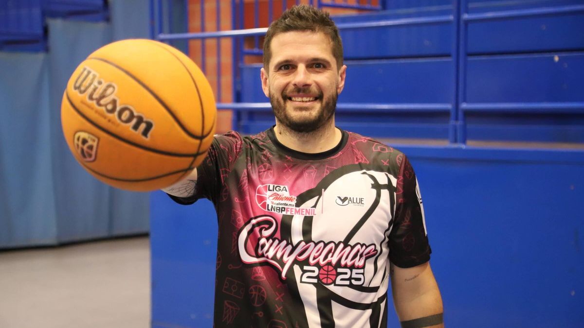 José Antonio Santaella, en Córdoba tras ganar la liga mexicana femenina.